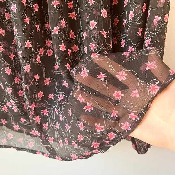 🏷️ 2/$20 Elizabeth and James Sheer Balloon Sleeve Micro Floral Blouse - Picture 5 of 9